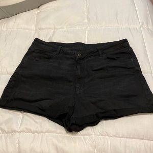 American Eagle Highest Rise Mom Short Black